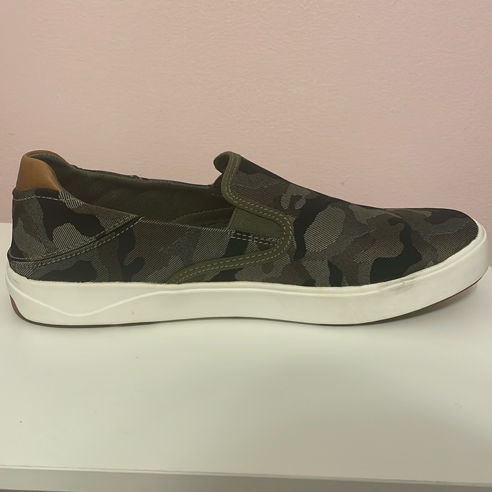 Olukai camo slides